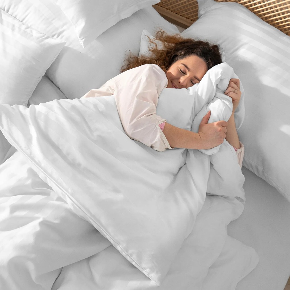 Goldea damaškové posteľné obliečky - biele prúžky so saténovým leskom 200 x 200 a 2ks 70 x 90 cm