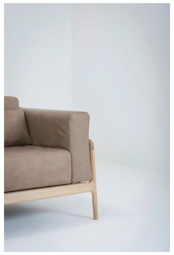 Svetlohnedá pohovka z byvolej kože s konštrukciou z masívneho dubového dreva Gazzda Fawn, 210 cm