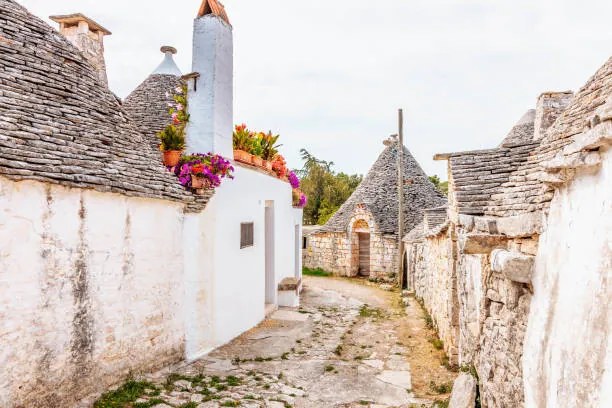 Fotografia The streets of Alberobello in Italy, Artur Debat