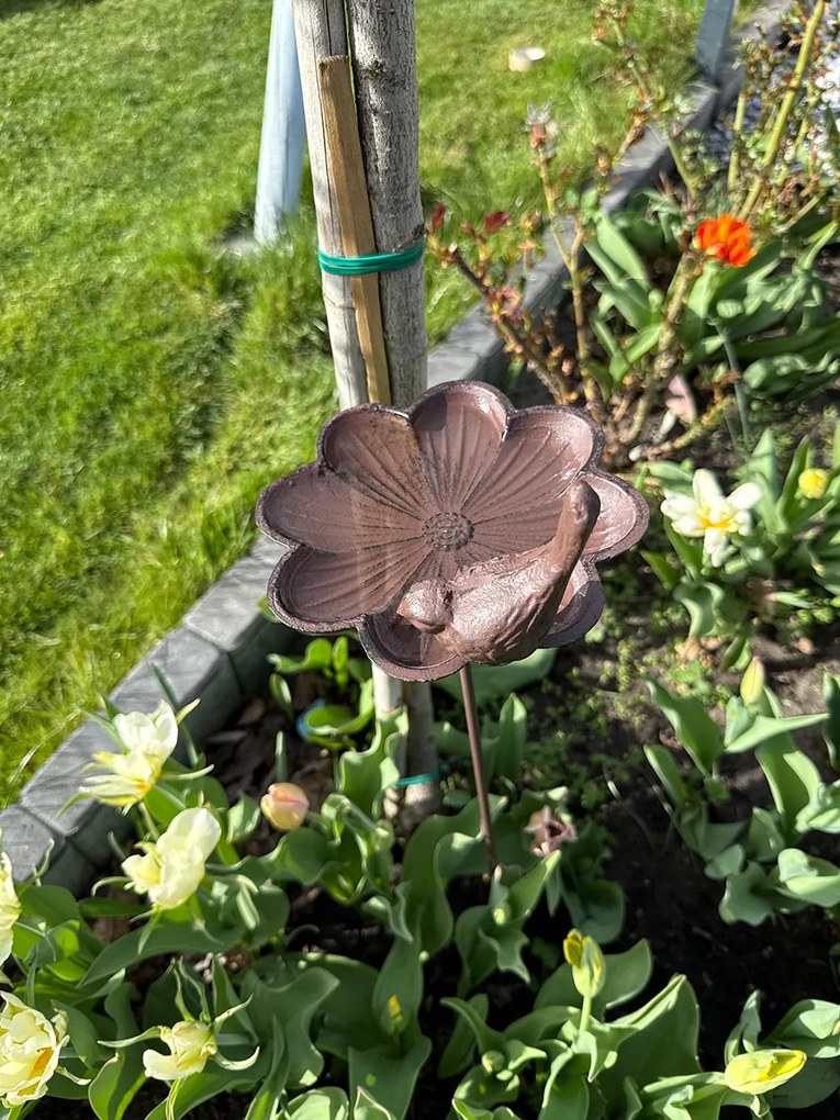 Zapichovacie napájadlo pre vtáky Flower, 91x19,5 cm, liatina, hnedá