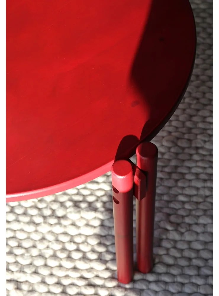 Červený okrúhly konferenčný stolík z borovicového dreva ø 80 cm Sticks – Karup Design