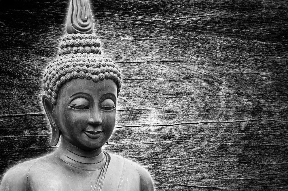 Tapeta čiernobiela socha Budhu na drevenom pozadí - 375x250
