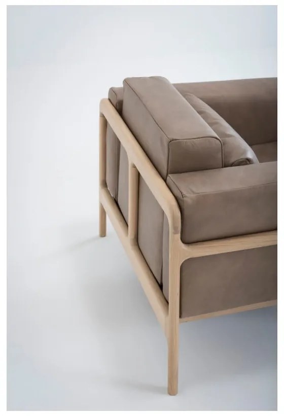 Svetlohnedé kreslo z byvolej kože konštrukciou z masívneho dubového dreva Gazzda Fawn