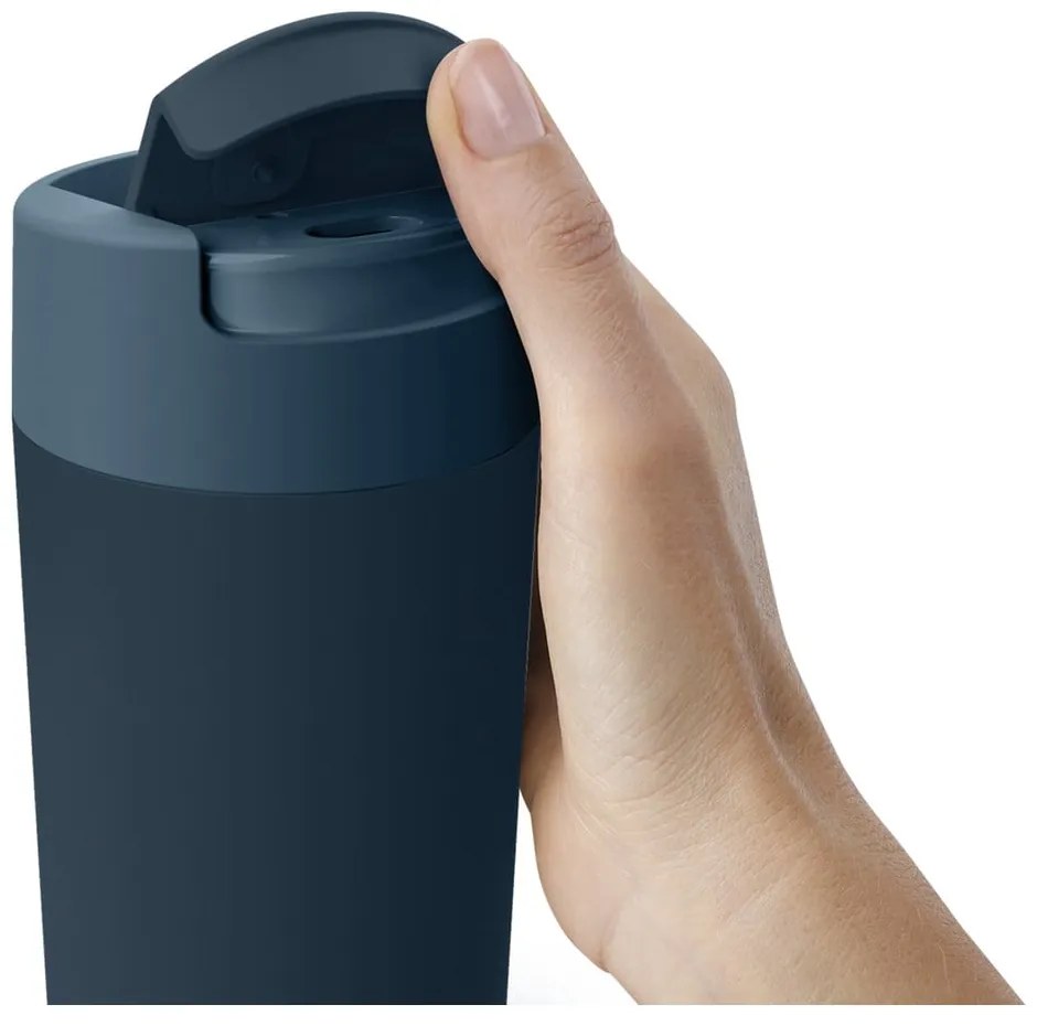 Tmavomodro-antracitový cestovný hrnček 450 ml Sipp – Joseph Joseph