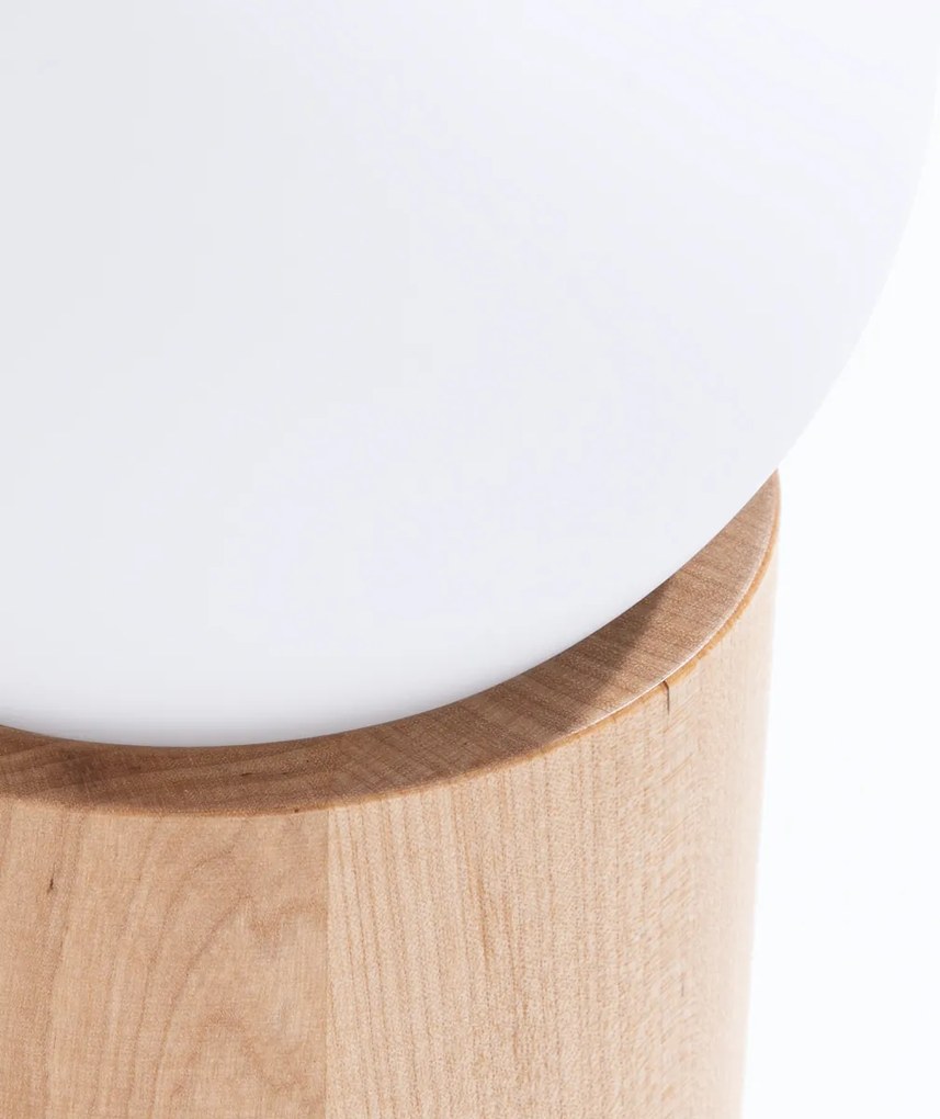Stolná lampa Boomo, 1x biele sklenené tienidlo, drevo