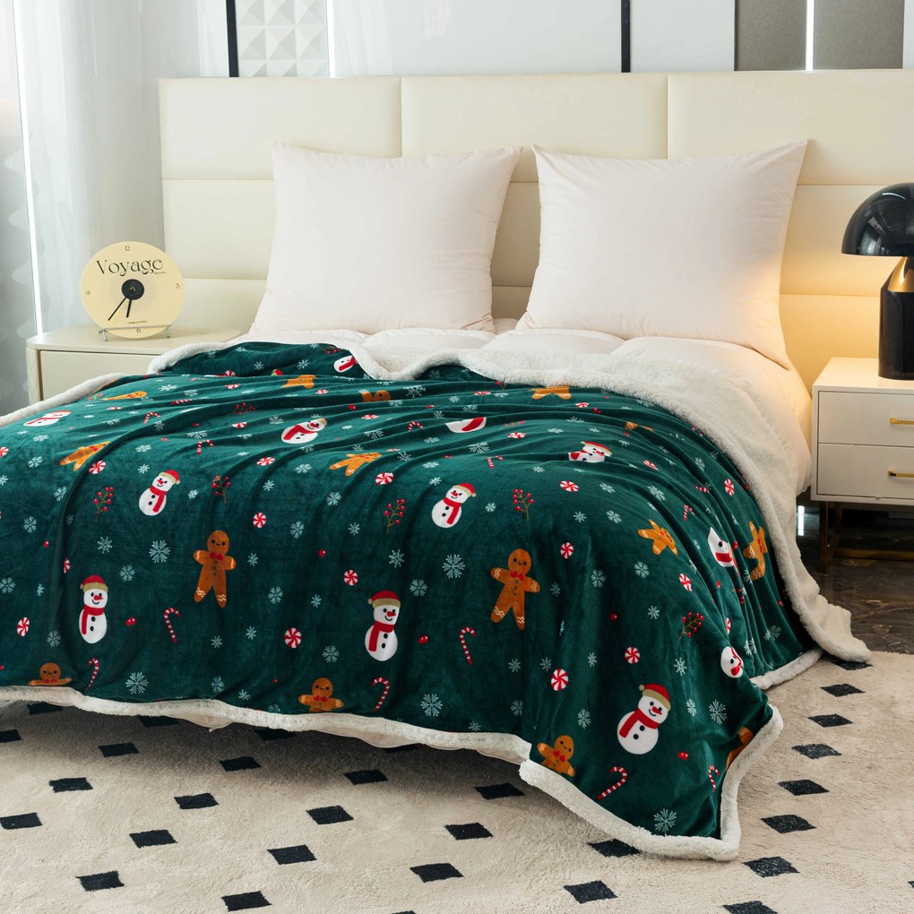 Vianočná tmavozelená baránková deka z mikroplyšu SNOWMAN AND GINGERBREAD Rozmer: 200 x 220 cm