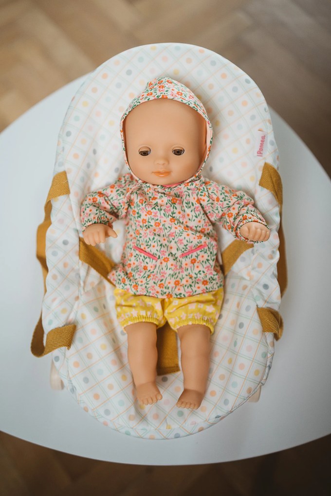 Baby Pomea - bábika Flora so štýlovým oblečkom Petit Pan