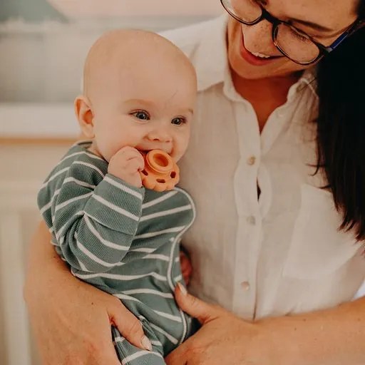 Skladacia pyramída s hryzadielkami, zemitá