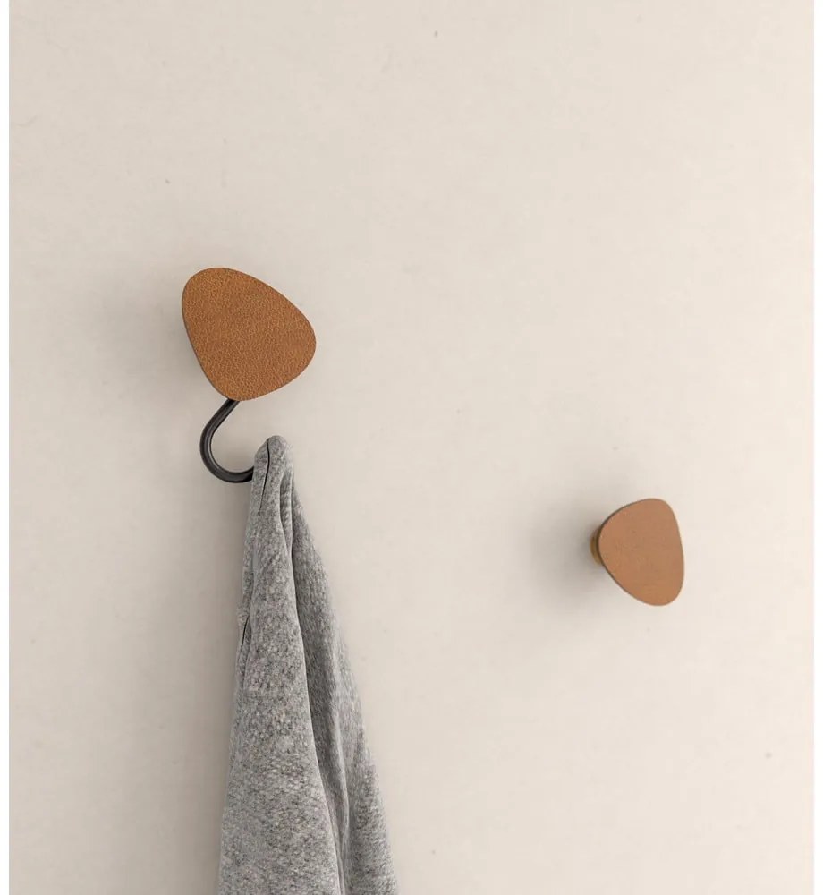 Koňakovohnedý nástenný oceľový háčik Dot S Bull – LIND DNA