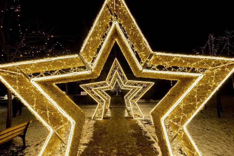 DECOLED LED hviezdicová brána teplá biela 510 × 410 × 75 cm, 36 V, výkon 95,2 W, zo 4 častí