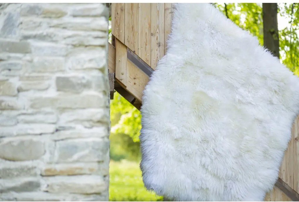 Koberec z ovčej kože biely