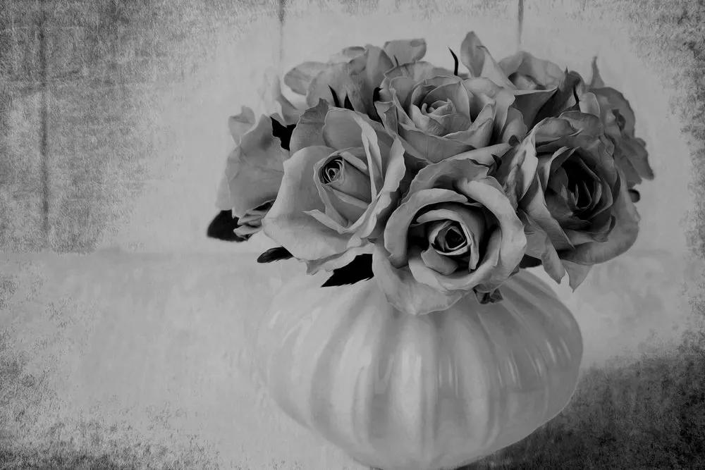 Obraz ruže vo váze v čiernobielom prevedení - 120x80