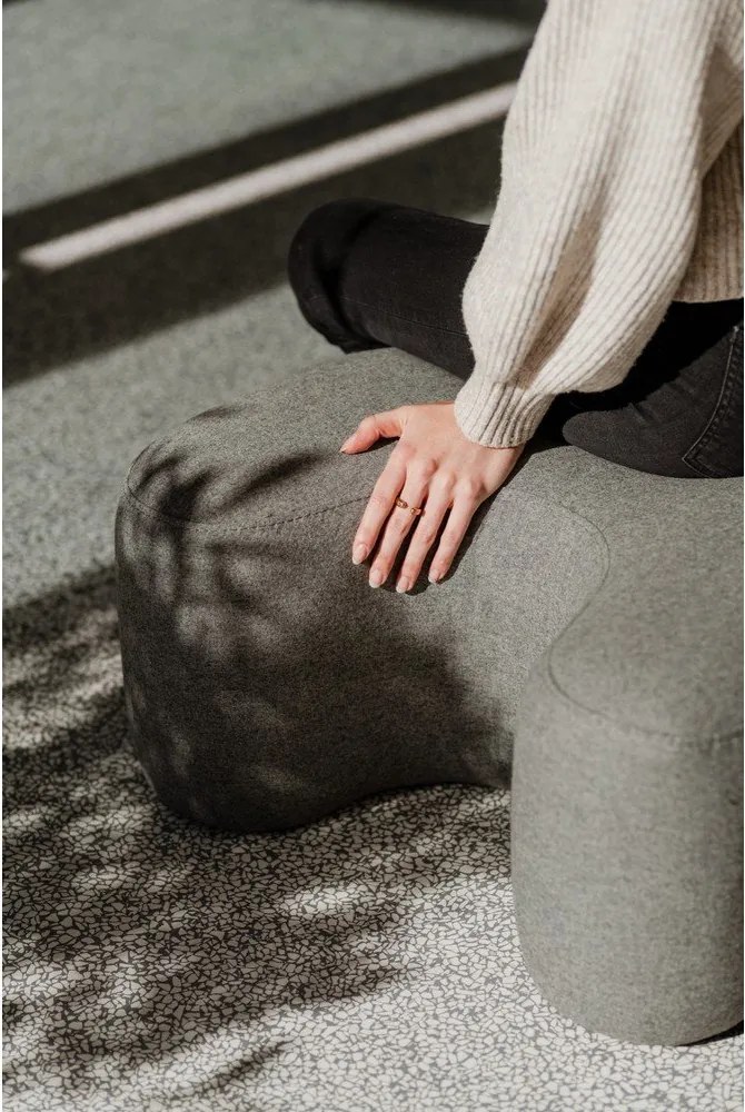 Sivý vlnený taburet Ü – noo.ma