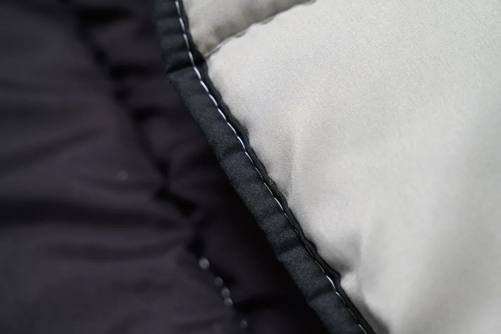 Celoročná prešívaná prikrývka 140x200 cm z dutého vlákna, čierna