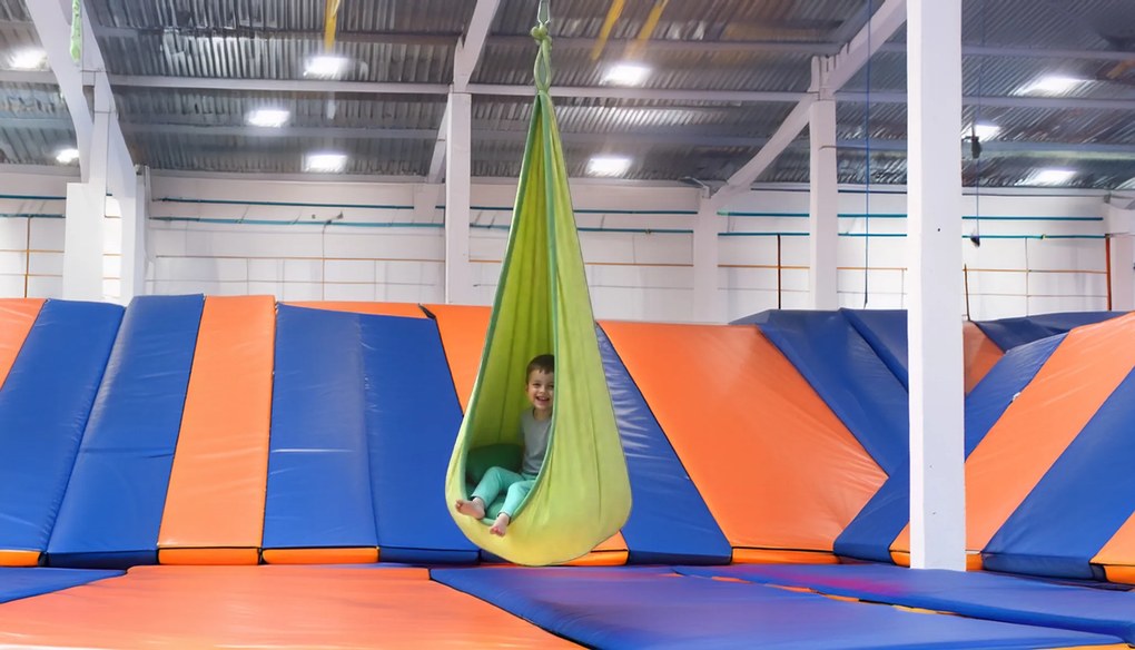 Dětské závěsné houpací křeslo NOKEL zelené