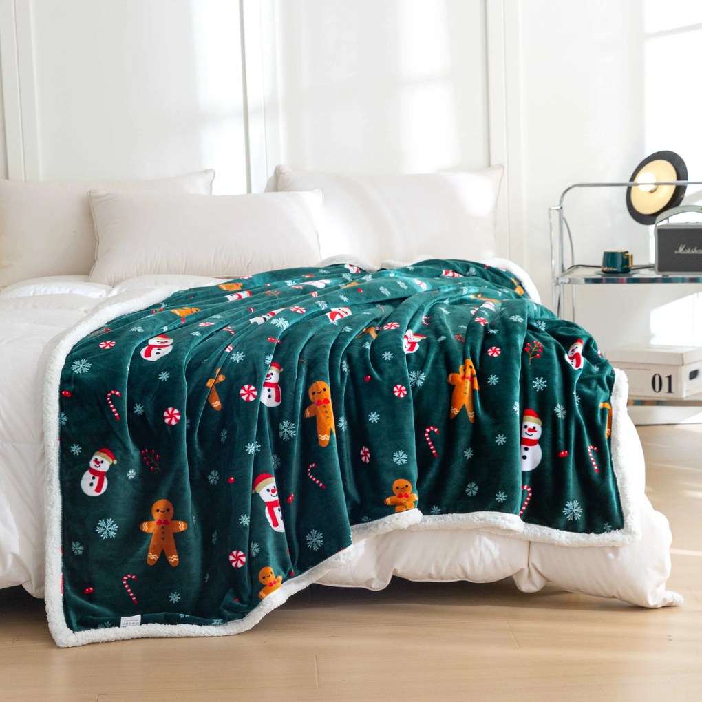 Vianočná tmavozelená baránková deka z mikroplyšu SNOWMAN AND GINGERBREAD Rozmer: 200 x 220 cm