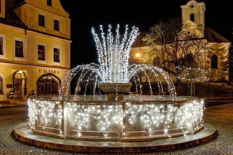 DECOLED LED světelný řetěz FLASH, 5 m, ledově bílá, 60 diod, IP67, bílý kabel