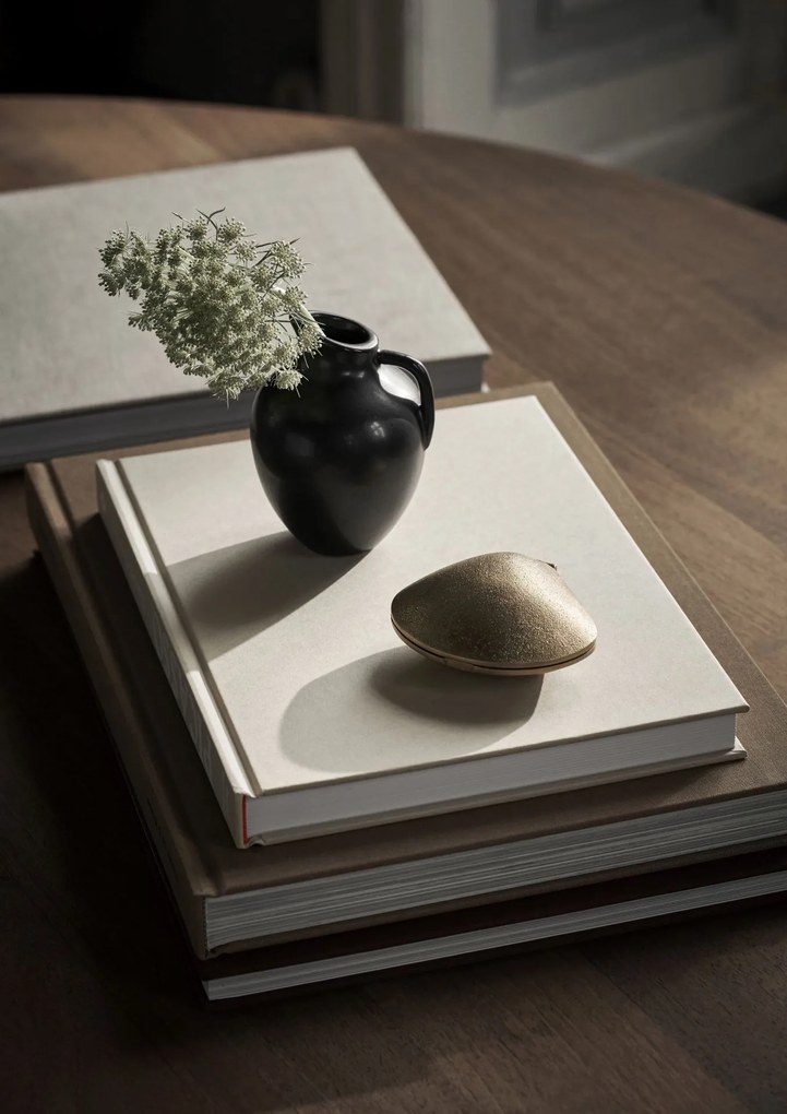 Ferm Living Mosadzný svietnik na čajovú sviečku Clam