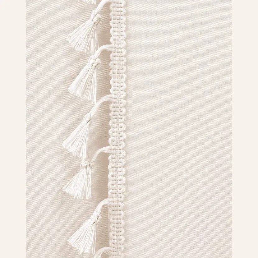 Svetlokrémový záves Lara na strieborné kruhy so strapcami 140 x 250 cm