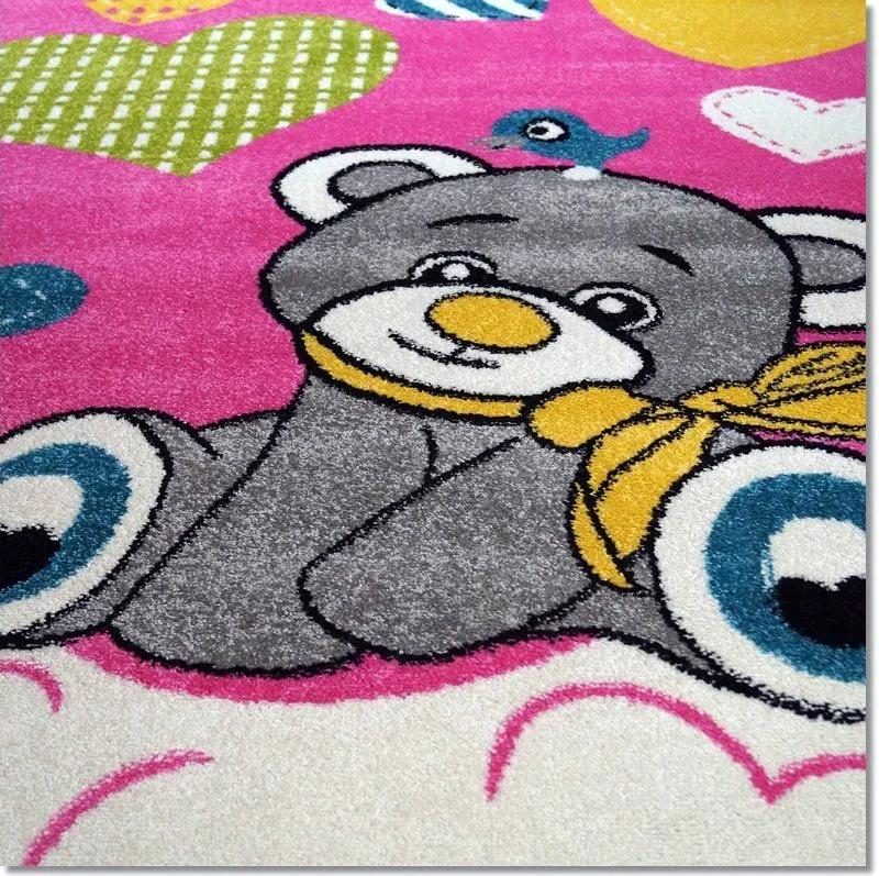 Dekorstudio Detský koberec KIDS - Ružový s Mackom Rozmer koberca: 120x170cm