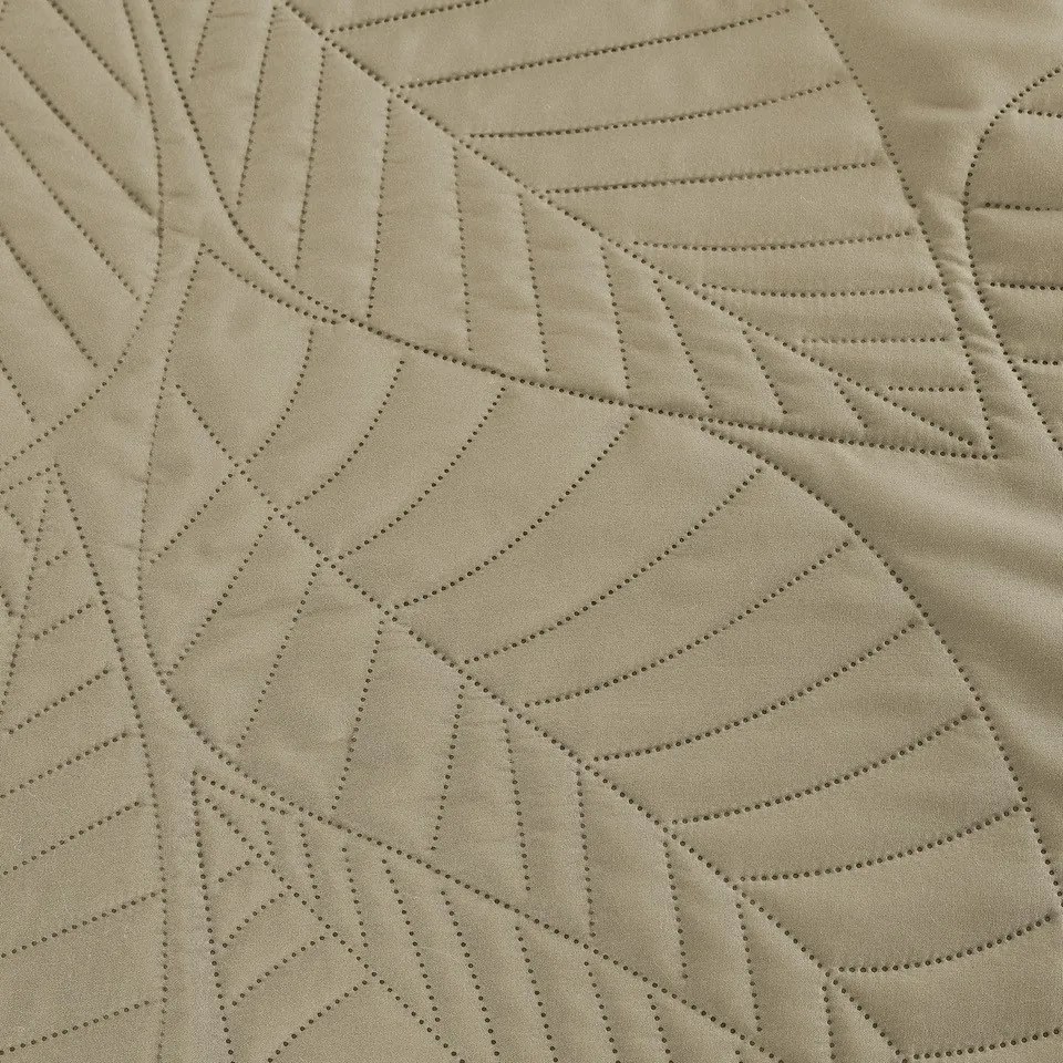 Béžový prehoz na posteľ so vzorom LEAVES Rozmer: 220 x 240 cm