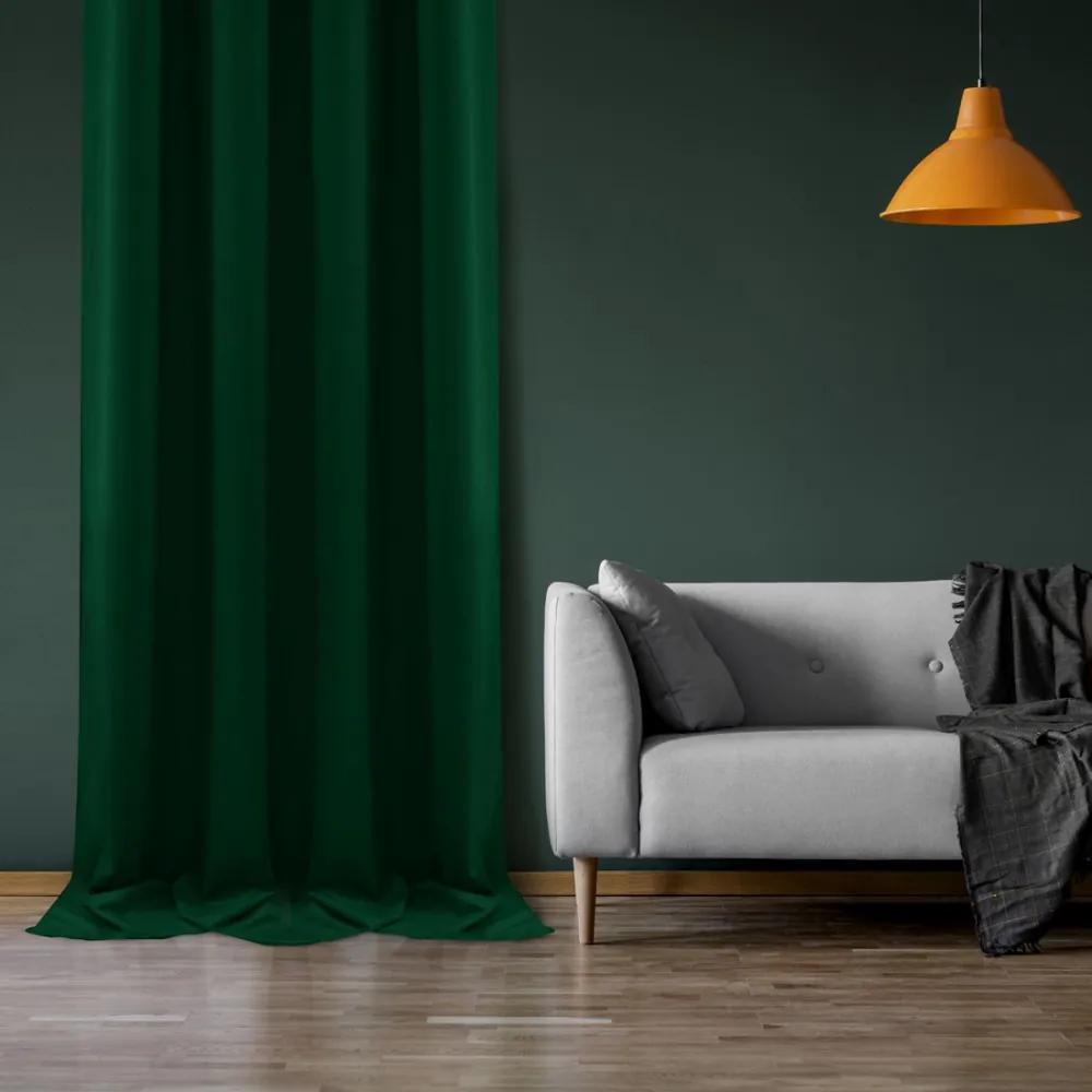 Dekorstudio Luxusný velúrový záves Velvet - tmavo zelený Uchytenie závesu: Riasiaca páska