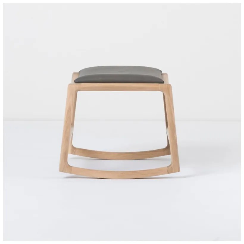 Podnožka s konštrukciou z masívneho dubového dreva so sivým koženým detailom Gazzda Dedo