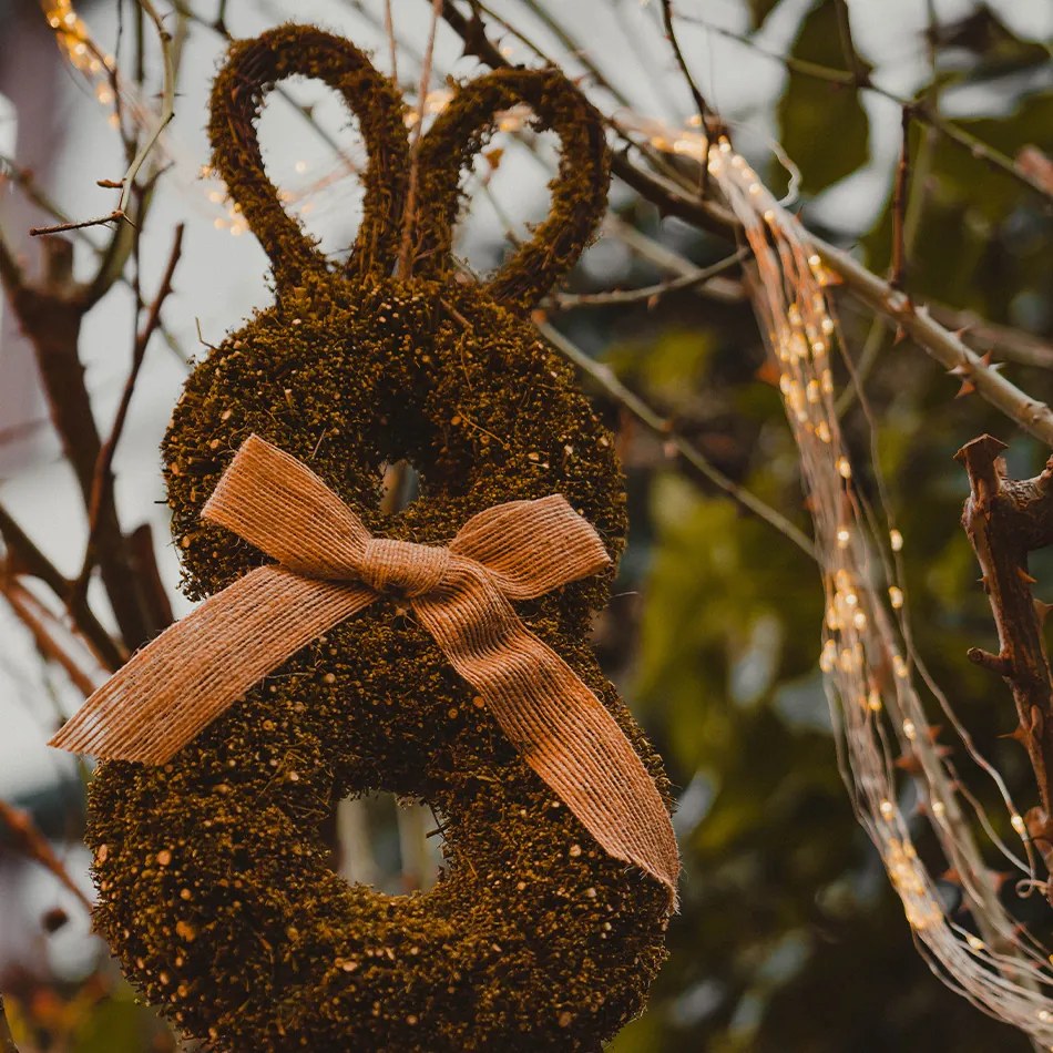 DECOLED Velikonoční dekorace zajíc k zavěšení, 40 cm, proutí, IP44 venkovní