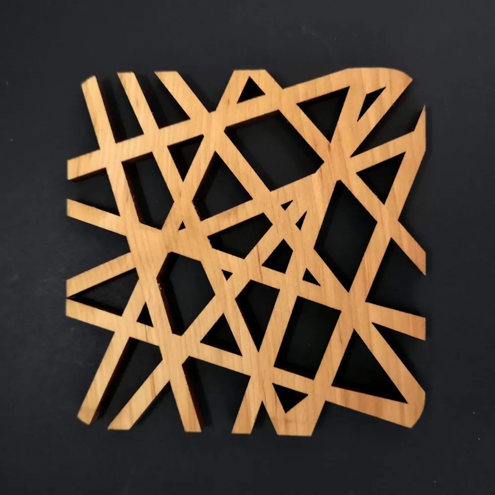 AMADEA Drevený podtáček hranatý v tvare siete, masívne drevo, 9x9 cm "Čapí hniezdo"