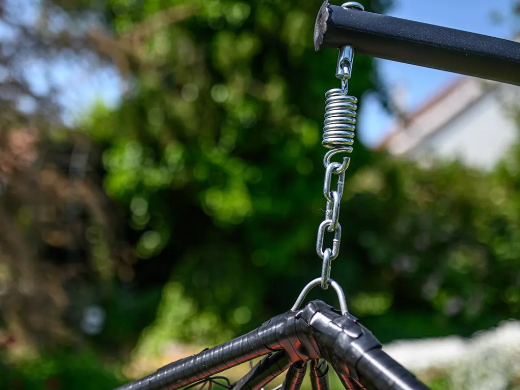 Čierne závesné kreslo KOKON so stojanom, sivý vankúš