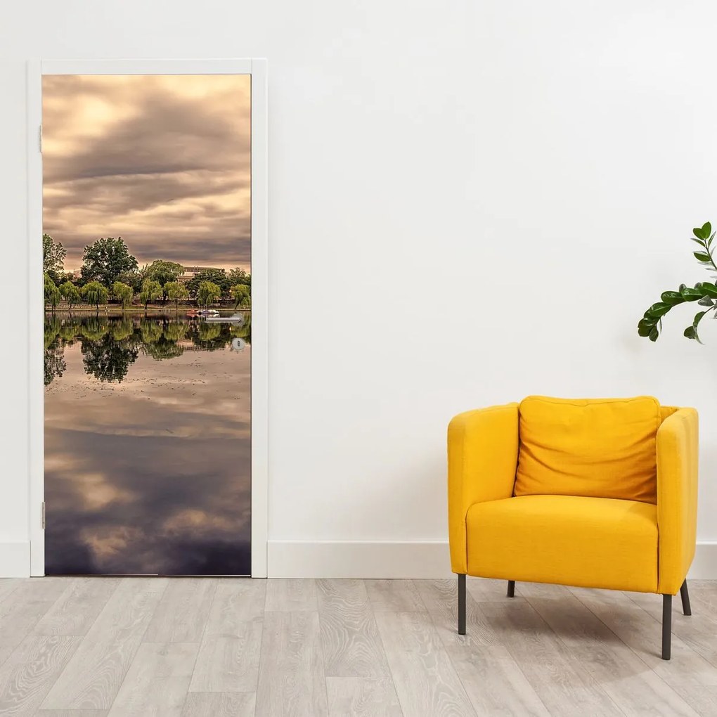Fototapeta na dvere - Jazero a stromy (95x205cm)