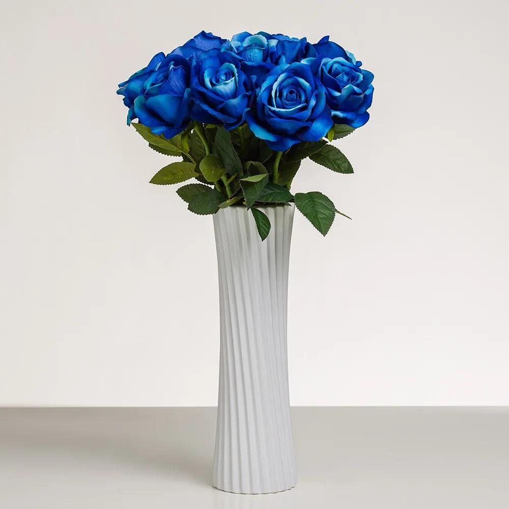 Dokonalá zamatová ruža LILI modrá. Cena je uvedená za 1 kus.