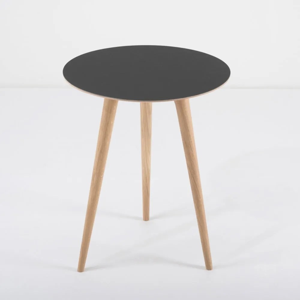 Odkladací stolík z dubového dreva s čiernou doskou Gazzda Arp, ⌀ 45 cm