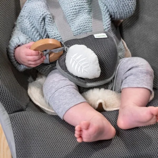 Ingenuity - Detské vibrujúce lehátko EVERY SEASON WESLEY 3xC sivé