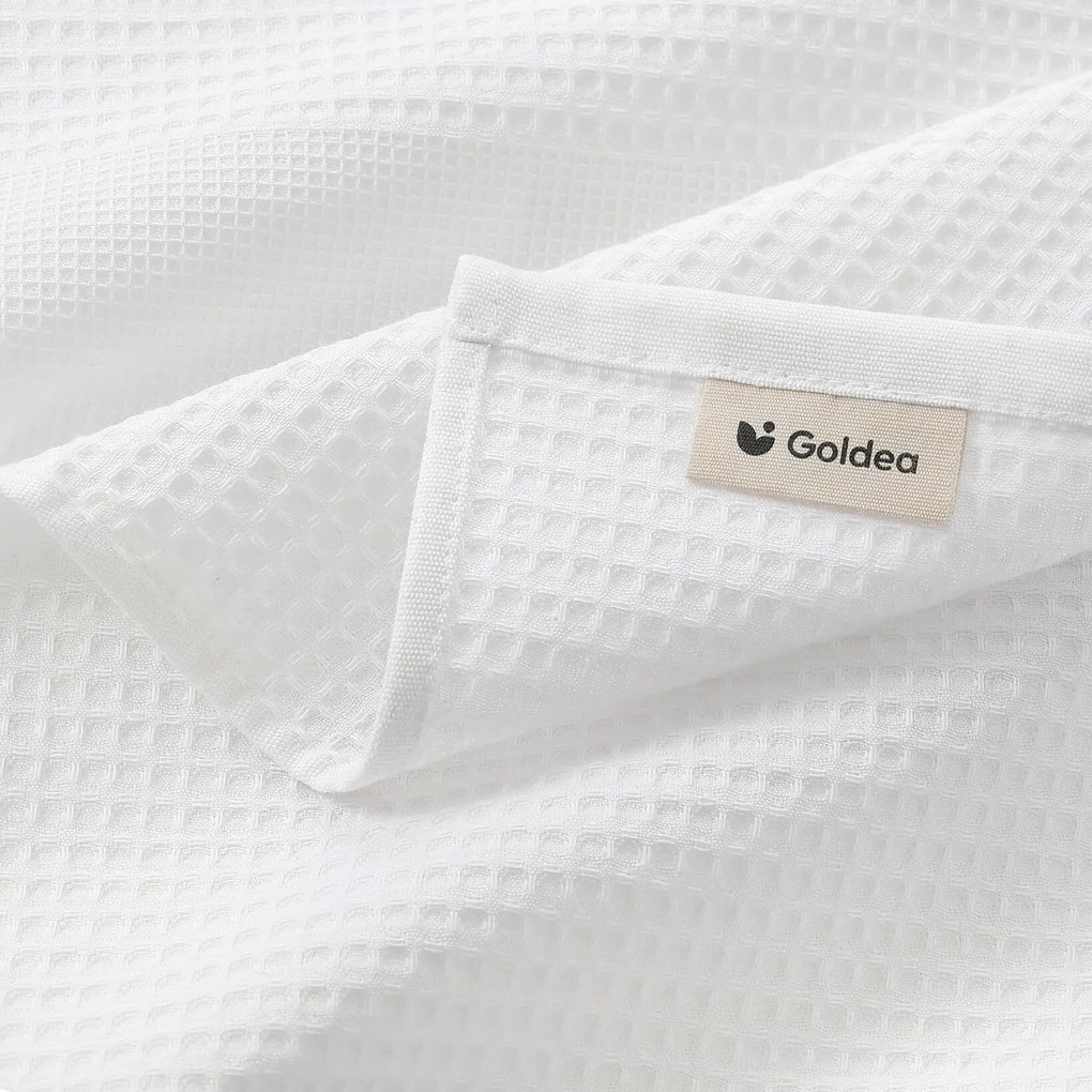 Goldea vianočná kuchynská vaflová utierka s výšivkou - baňky na vetve na bielom 50 x 70 cm