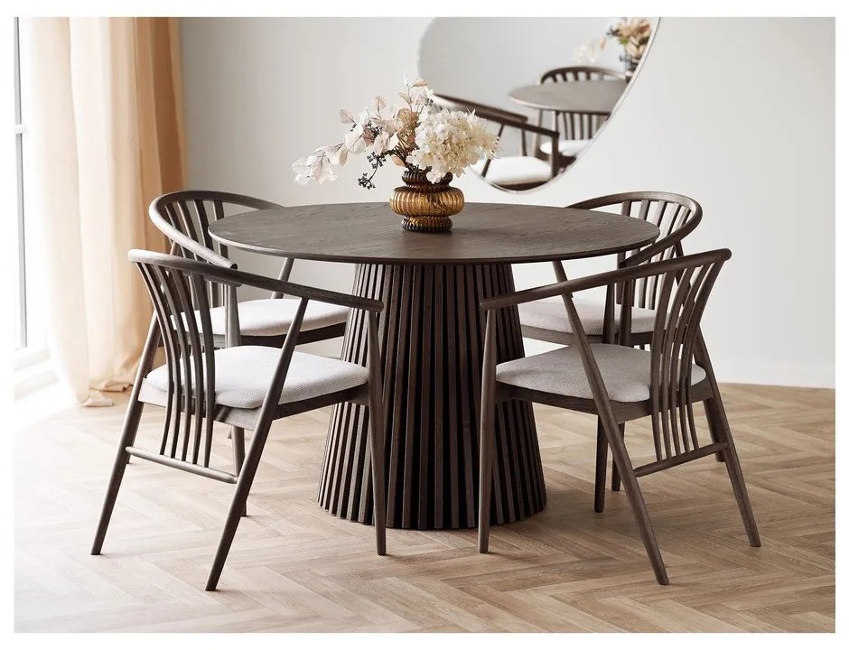 Tmavohnedá jedálenská stolička s podrúčkami z dubového dreva Agustin – House Nordic