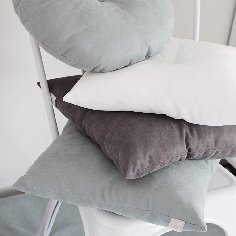 Štvorcový vankúš s gombíkom grafitový 40x40 cm