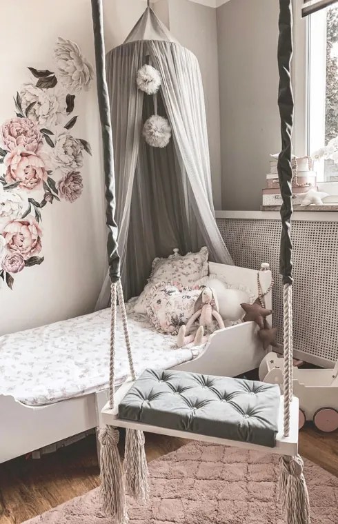 Drevená hojdačka sivá