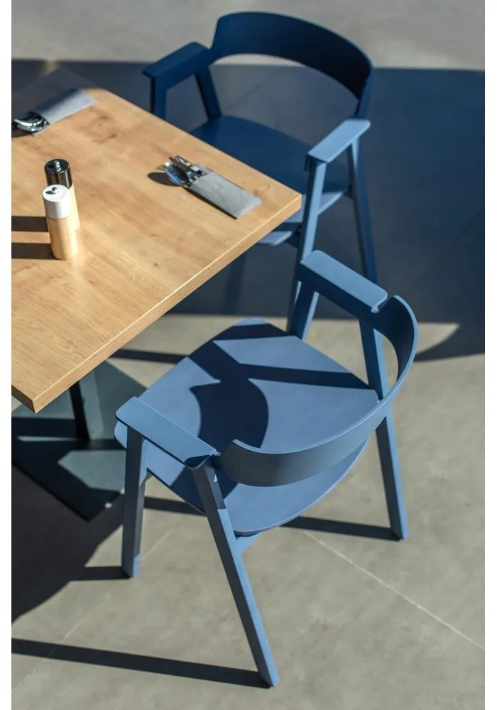 Modrá jedálenská stolička s podrúčkami z dubového dreva Flip – Gazzda