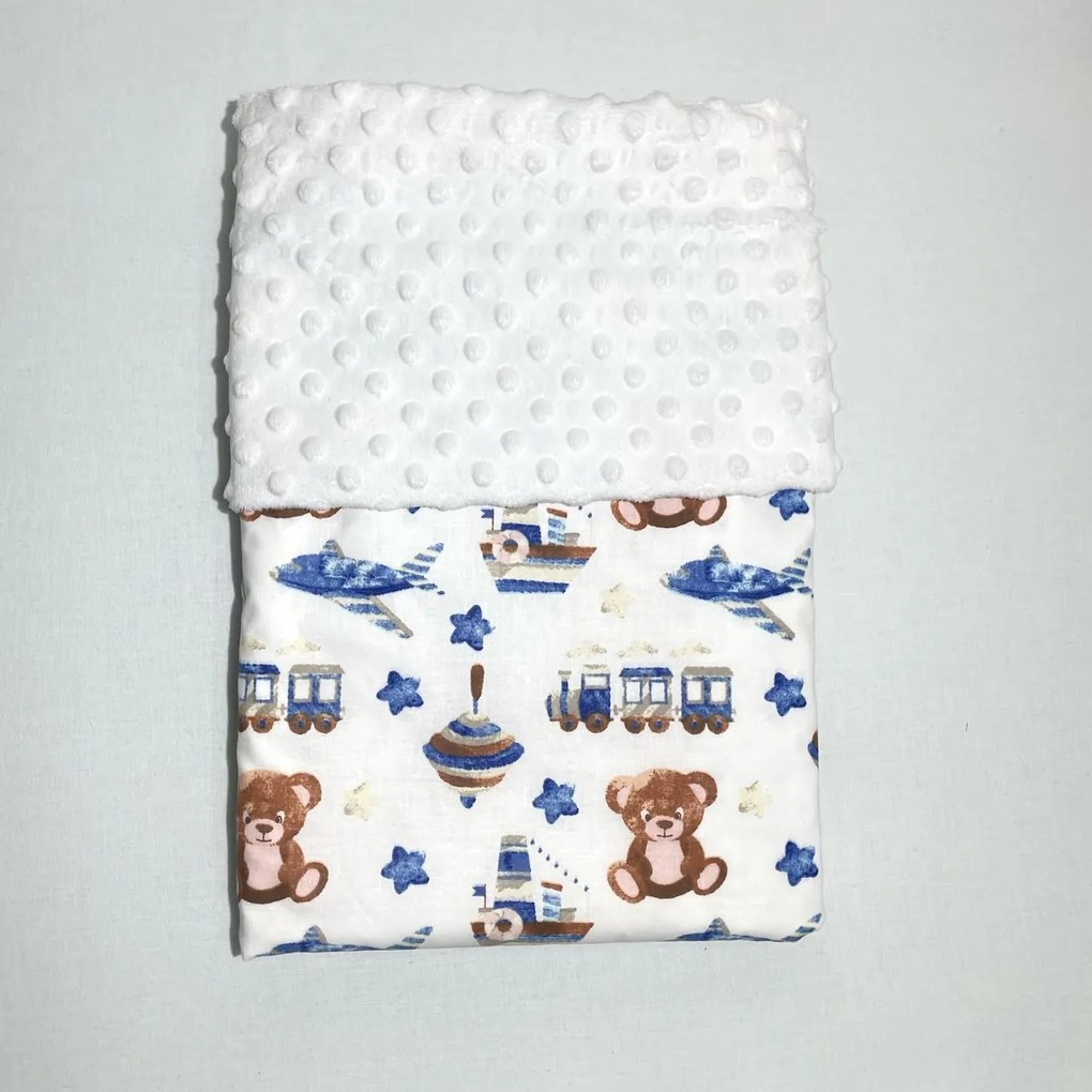 Deka Macko s vláčikom/minky biela 60x70 cm – detská deka do kočíka s veselým motívom