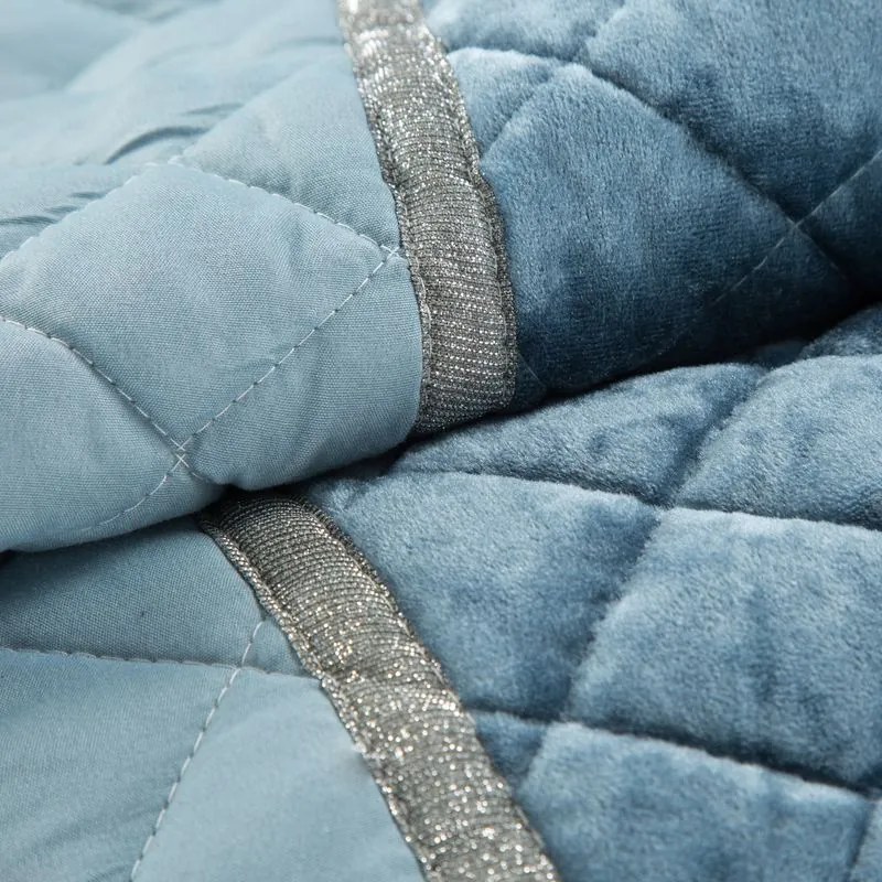 EUROFIRANY Elegantný vlnený prehoz na posteľ z kvalitného zamatu s výrazným leskom 220 cm x 240 cm modrá 100 % polyester Rozmery textílií: 220 cm x 240 cm