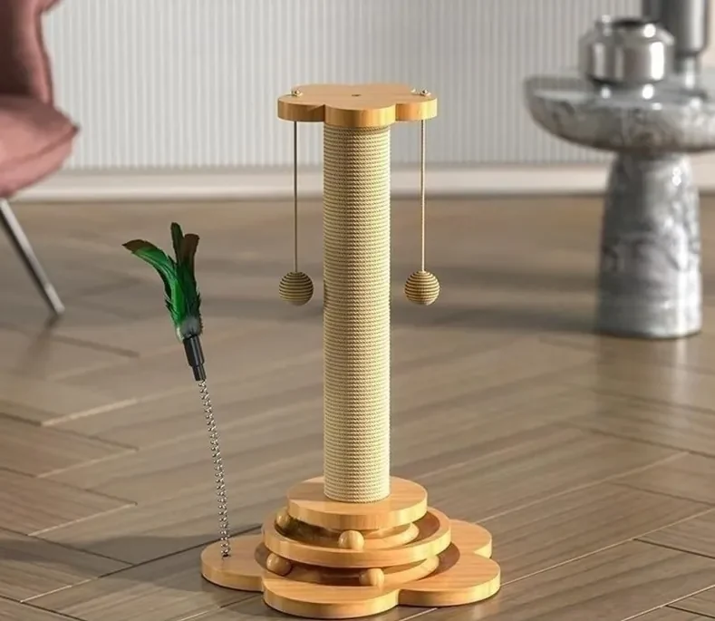 Drevené mačacie škrabadlo s guľôčkami LUNTRIS, výška 43 cm