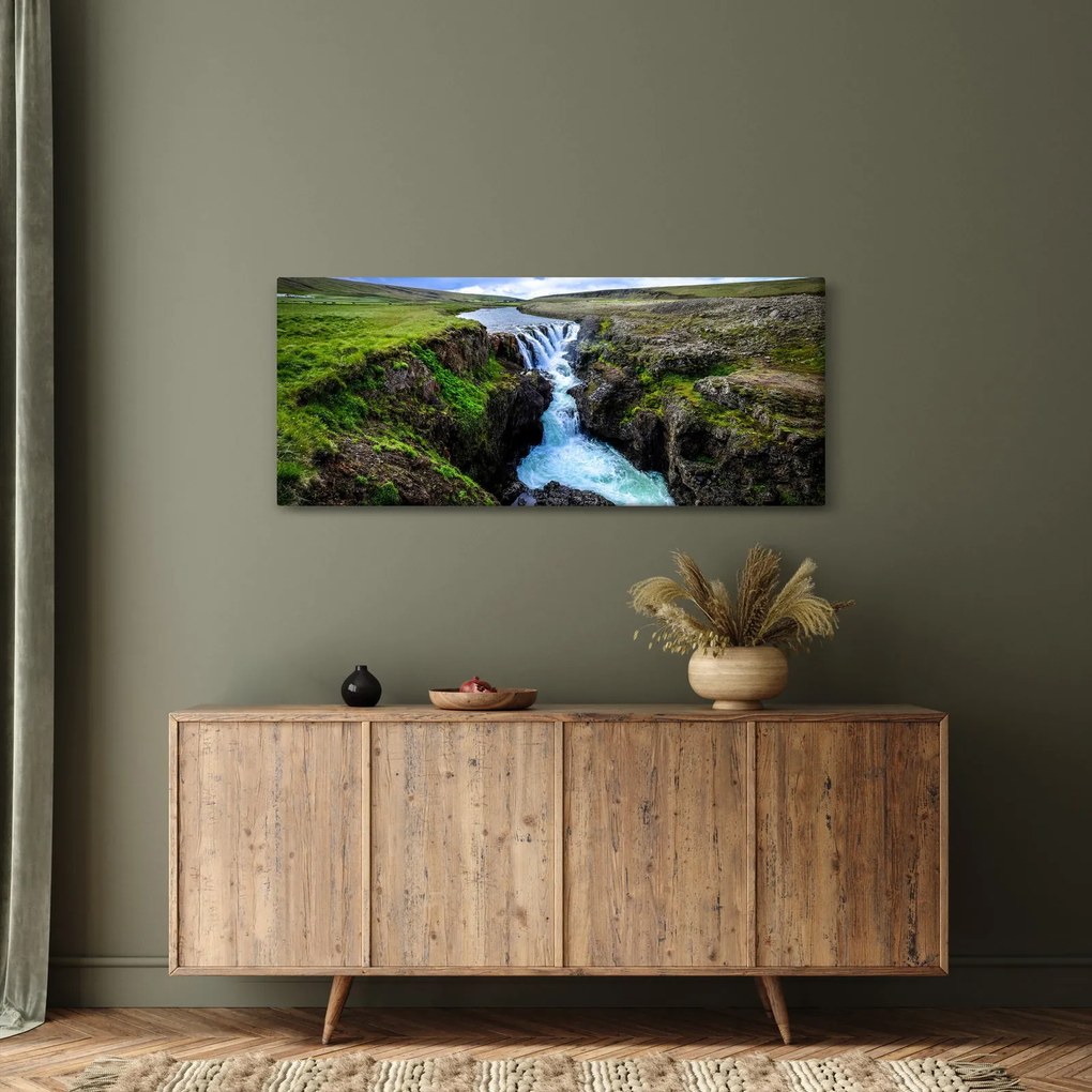 Obraz vodopádu medzi skalami (120x50 cm)