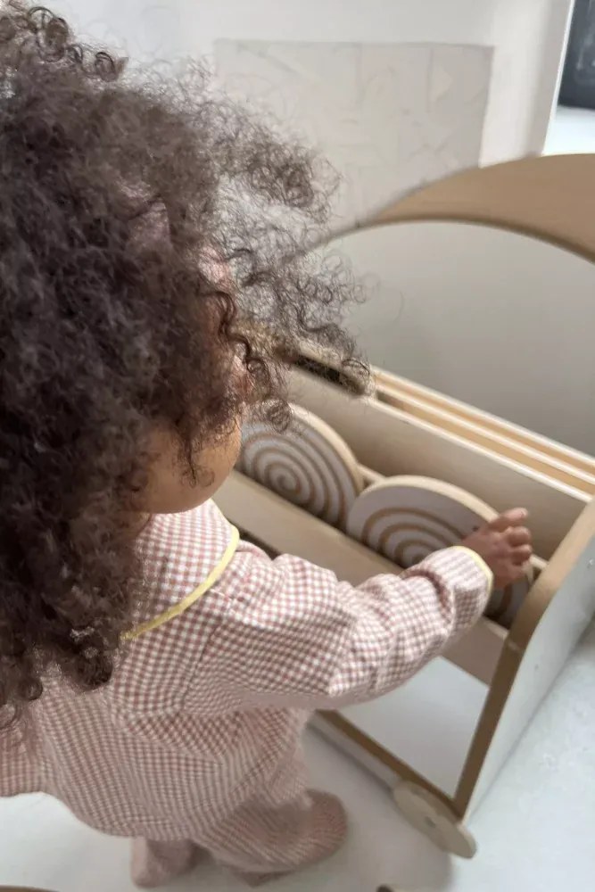 Drevená polica na kolieskach bez boxu