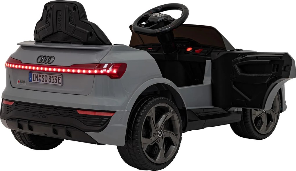 Ramiz Audi SQ8 vozidlo Sivá