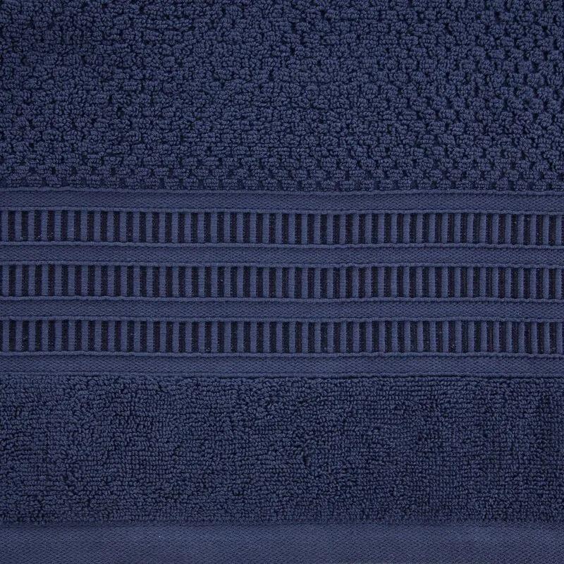 Bavlnený tmavomodrý uterák ROSITA s ryžovou štruktúrou a žakárovou bordúrou s geometrickým vzorom Rozmer: 70 x 140 cm