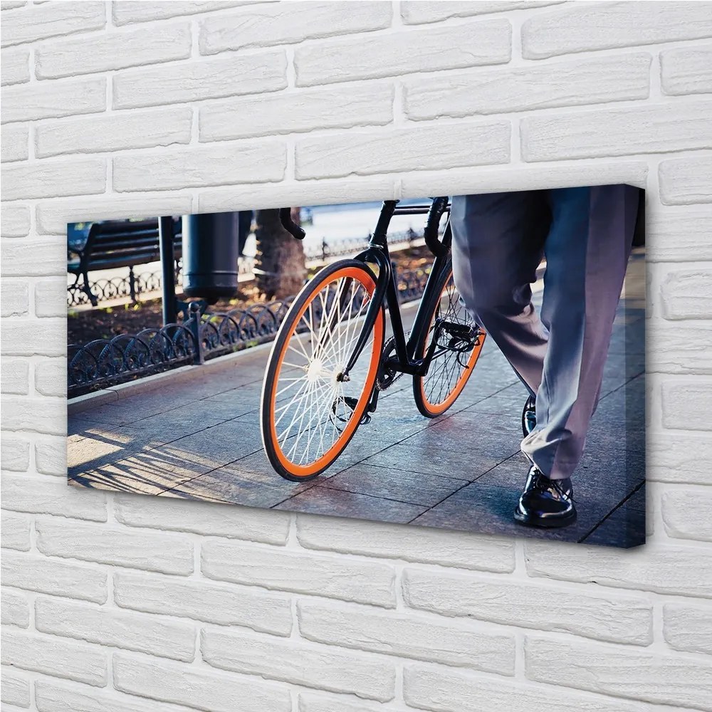 Obraz canvas Mesto na bicykli noha 140x70 cm