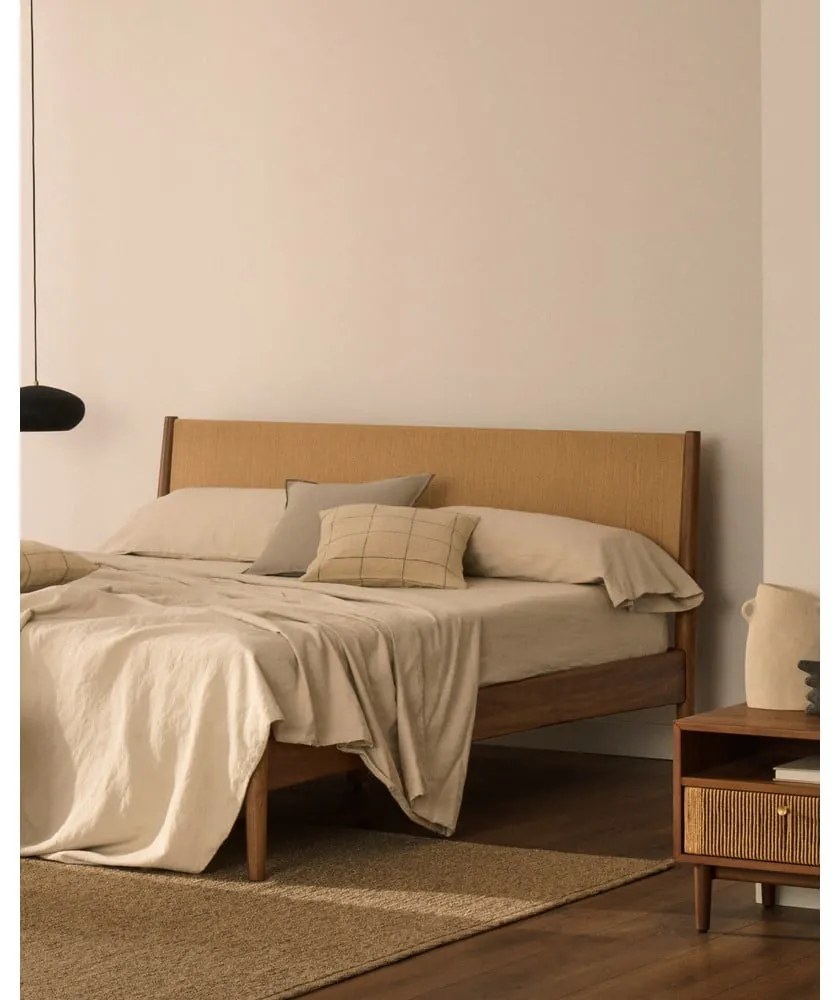 Tmavohnedá dvojlôžková posteľ z orechového dreva s roštom 180x200 cm Elan – Kave Home