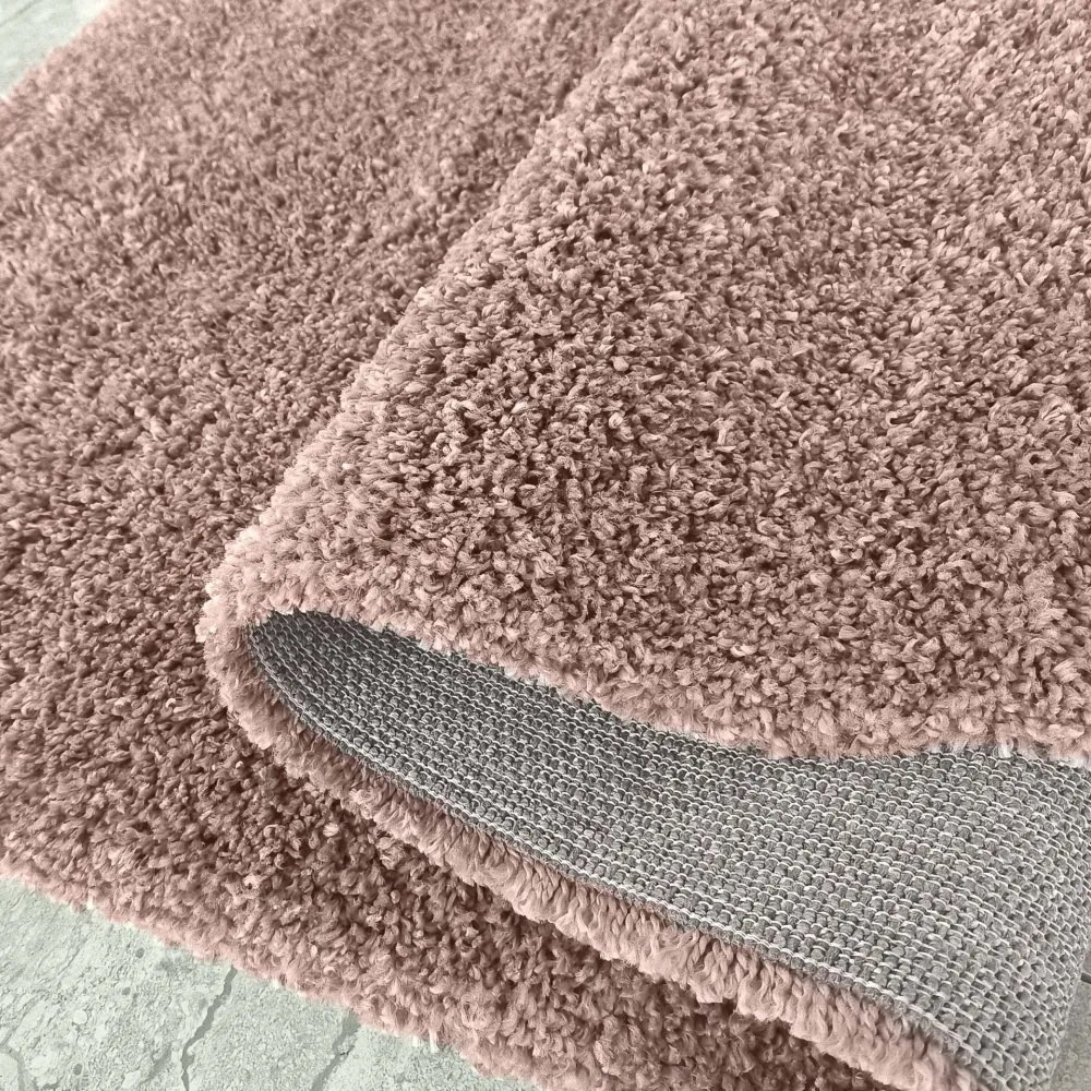 Moderný shaggy koberec v staroružovej farbe Šírka: 160 cm | Dĺžka: 230 cm