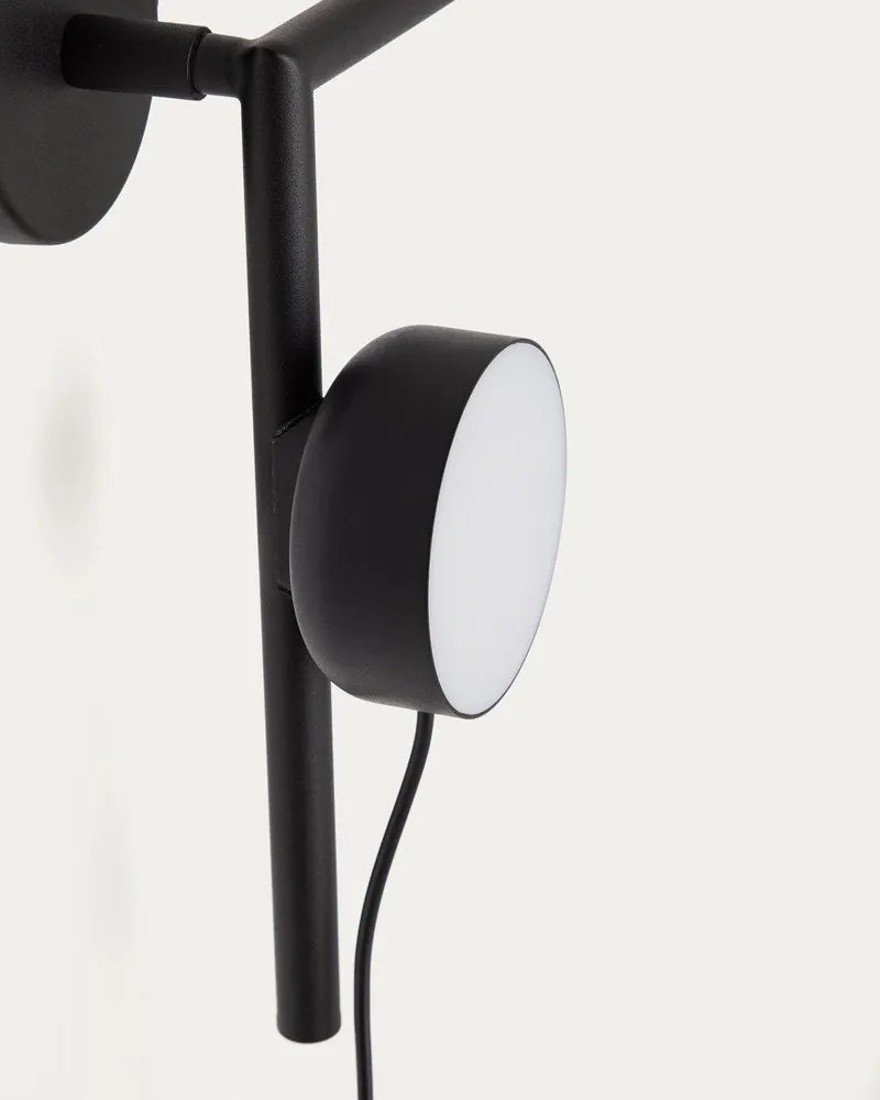 Čierne kovové LED stmievateľné nástenné svietidlo do zásuvky Orey – Kave Home